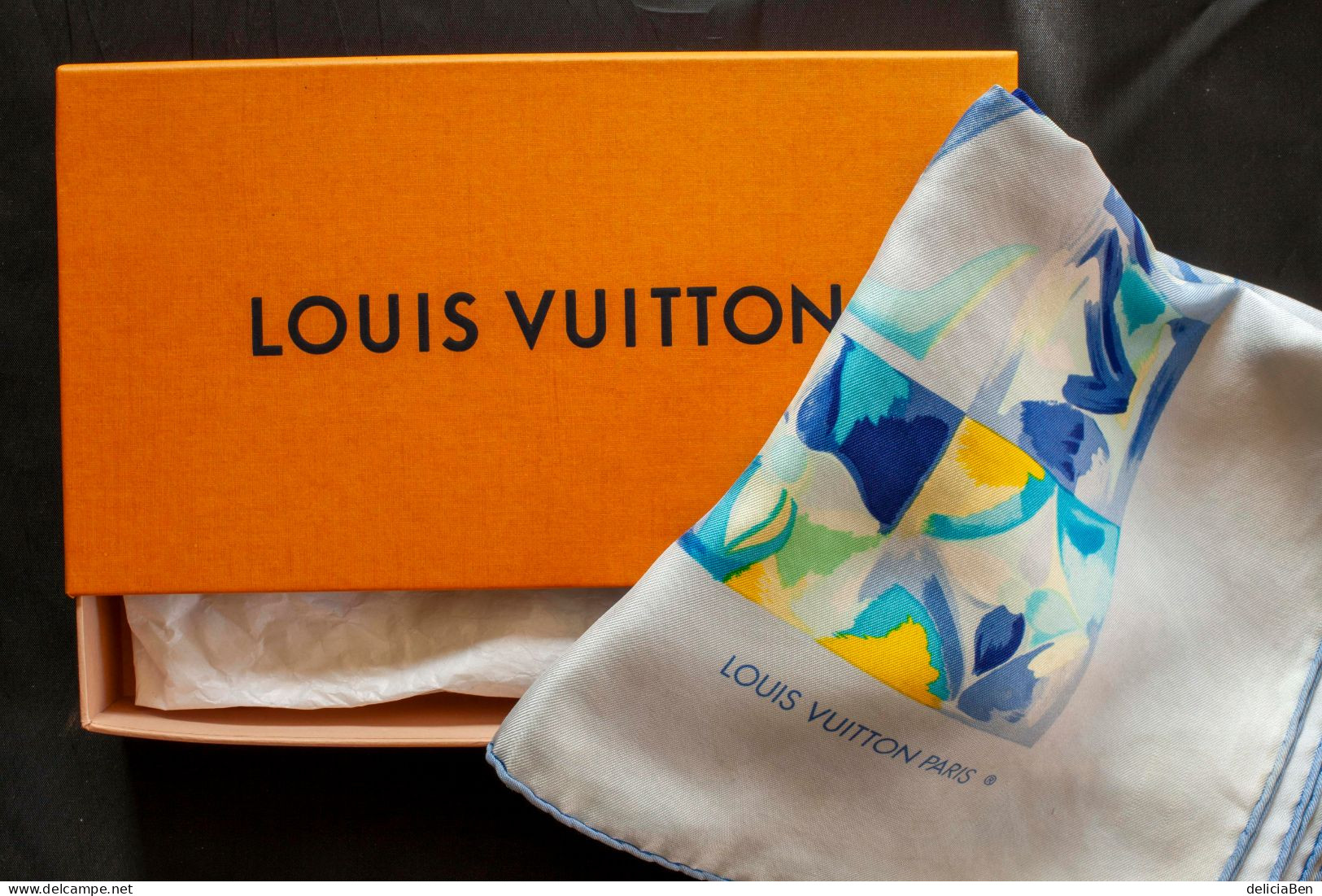 LOUIS VUITTON Paris. Carré 86cm Twill De Soie Pur. Bleus Très Lumineux. Des Incises De Vert Et De Blanc - Dentelles Et Tissus