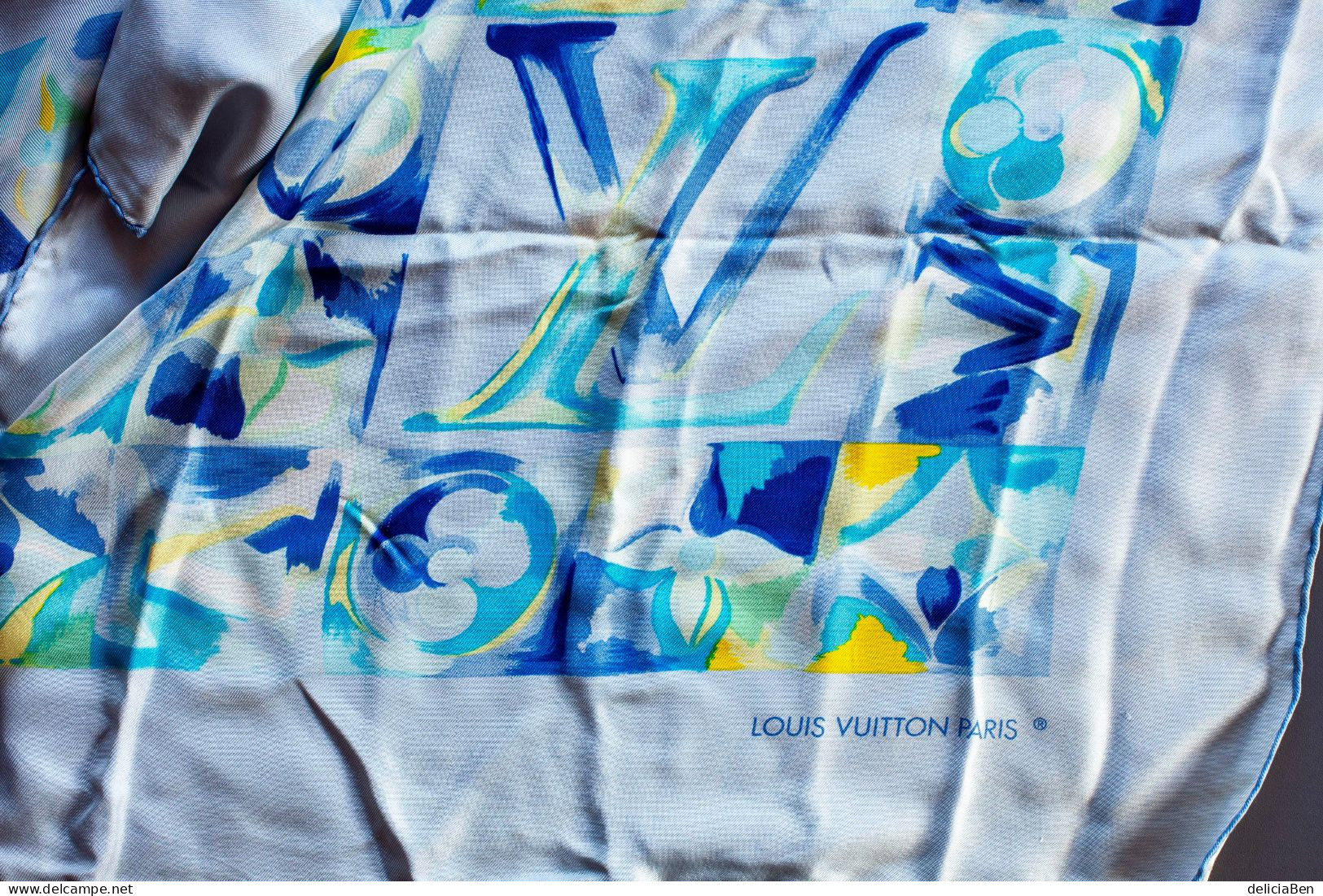 LOUIS VUITTON Paris. Carré 86cm Twill De Soie Pur. Bleus Très Lumineux. Des Incises De Vert Et De Blanc - Dentelles Et Tissus