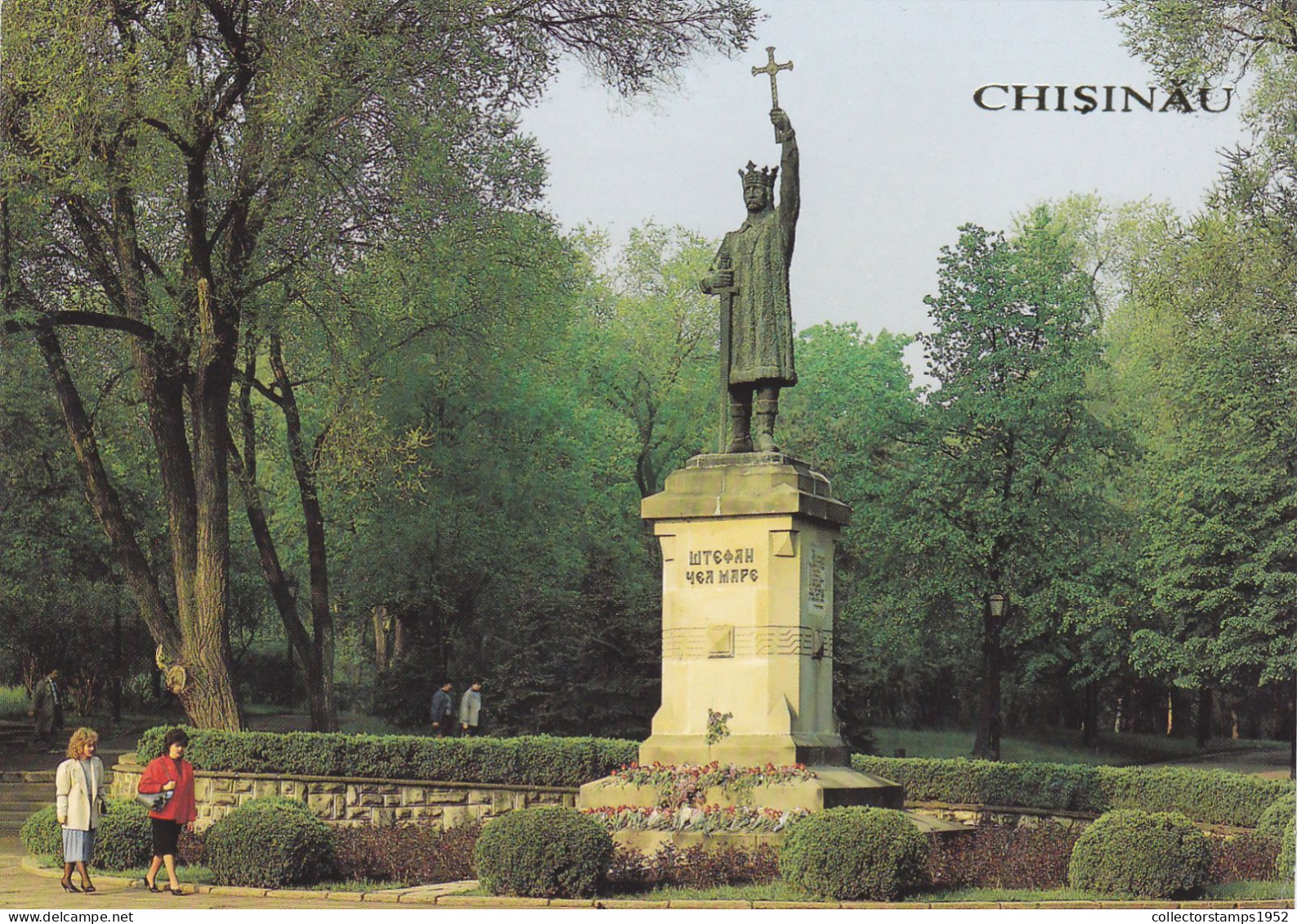 CHISINAU. PARK, STATUE , POSTCARD, MOLDOVA - Moldavië