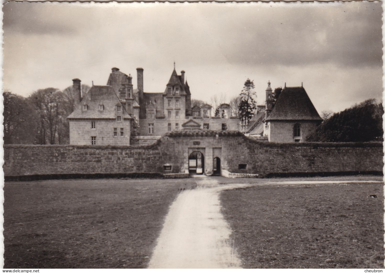 29. SAINT VOUGAY . LANDIVISIAU (PRES DE) ;CPA. CHATEAU DE KERJEAN. " LE VERSAILLES BRETON ". + TEXTE ANNEE 1951 - Saint-Vougay