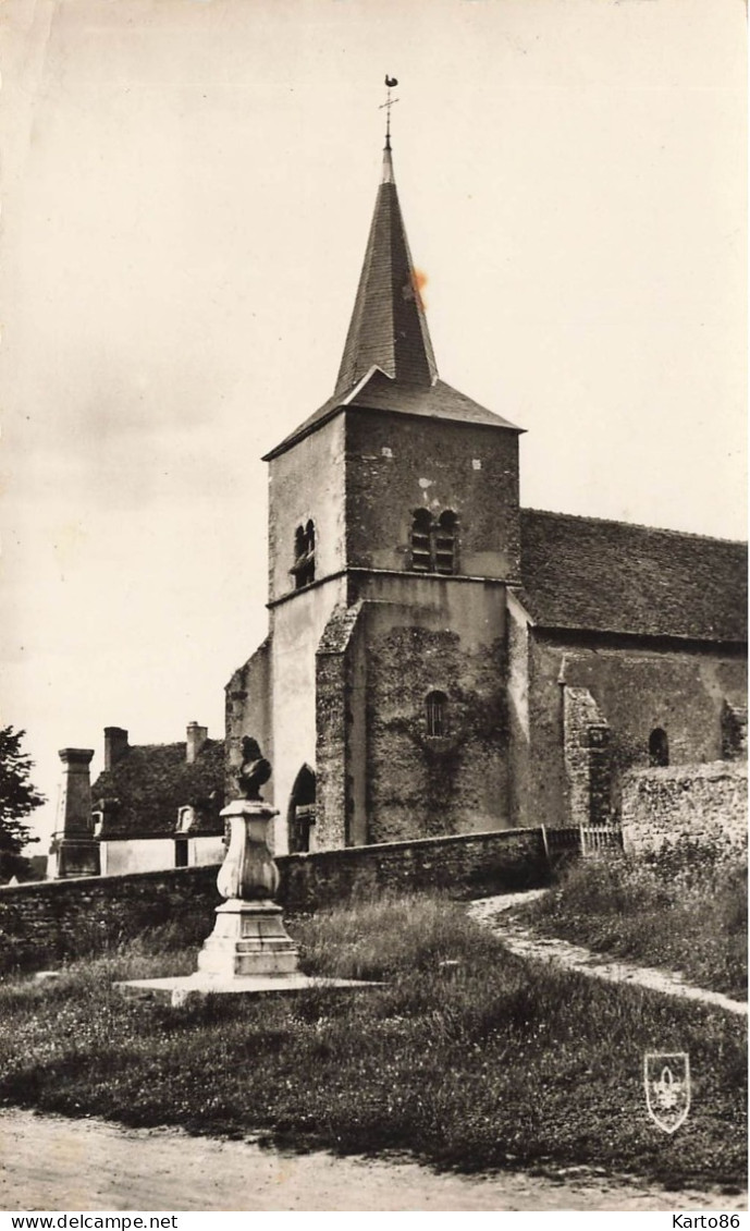 Bazoches Du Morvan * La Place De L'église Du Village - Bazoches