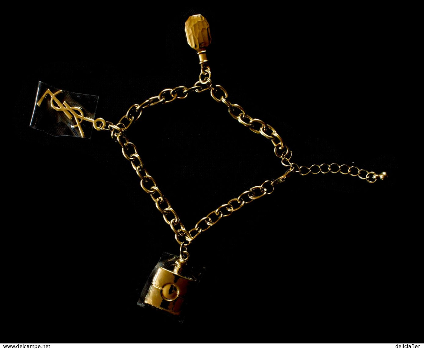 Bracelet Yves Saint Laurent Vintage Années 1970. Métal Doré. Chaîne à Trois Breloques Symboles De La Marque Iconique. - Pulseras