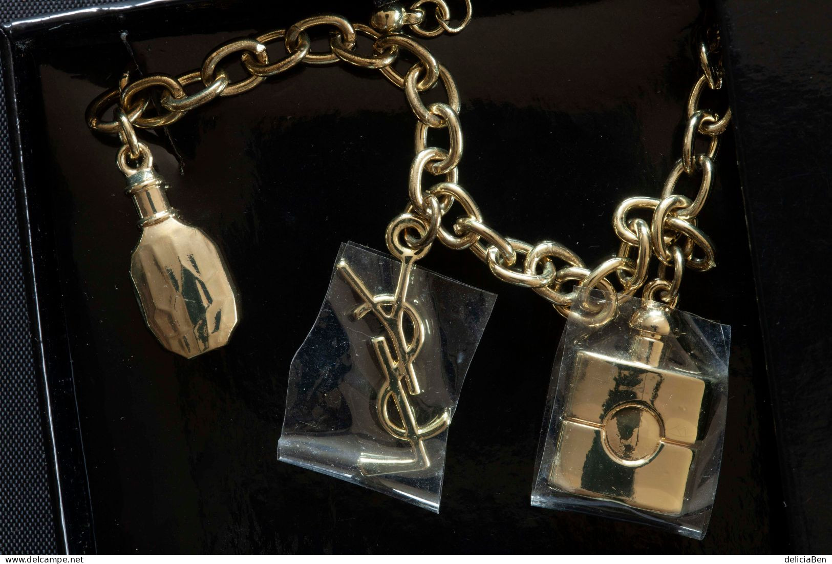 Bracelet Yves Saint Laurent Vintage Années 1970. Métal Doré. Chaîne à Trois Breloques Symboles De La Marque Iconique. - Bracelets