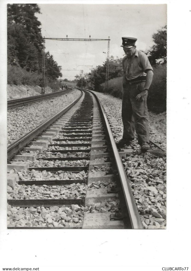 Entre Bussigny Et Cossonay (Suisse, Vaud) : Le Poseur De Rail De La Ligne De Chemin De Fer  En 1950 (animé) GF . - Cossonay