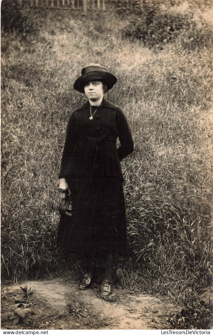 FANTAISIE - Femme - Une Femme Vétue De Noir à L'extérieur - Deuil - Chapeau - Carte Postale Ancienne - Frauen