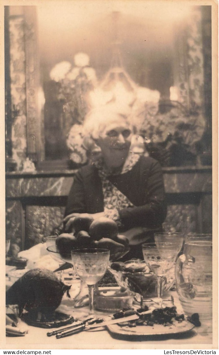 CARTE PHOTO - Femme âgée Lors D'un Dîné - Coupe De Fruits - Verres En Crystal - Nourriture - Carte Postale Ancienne - Photographie