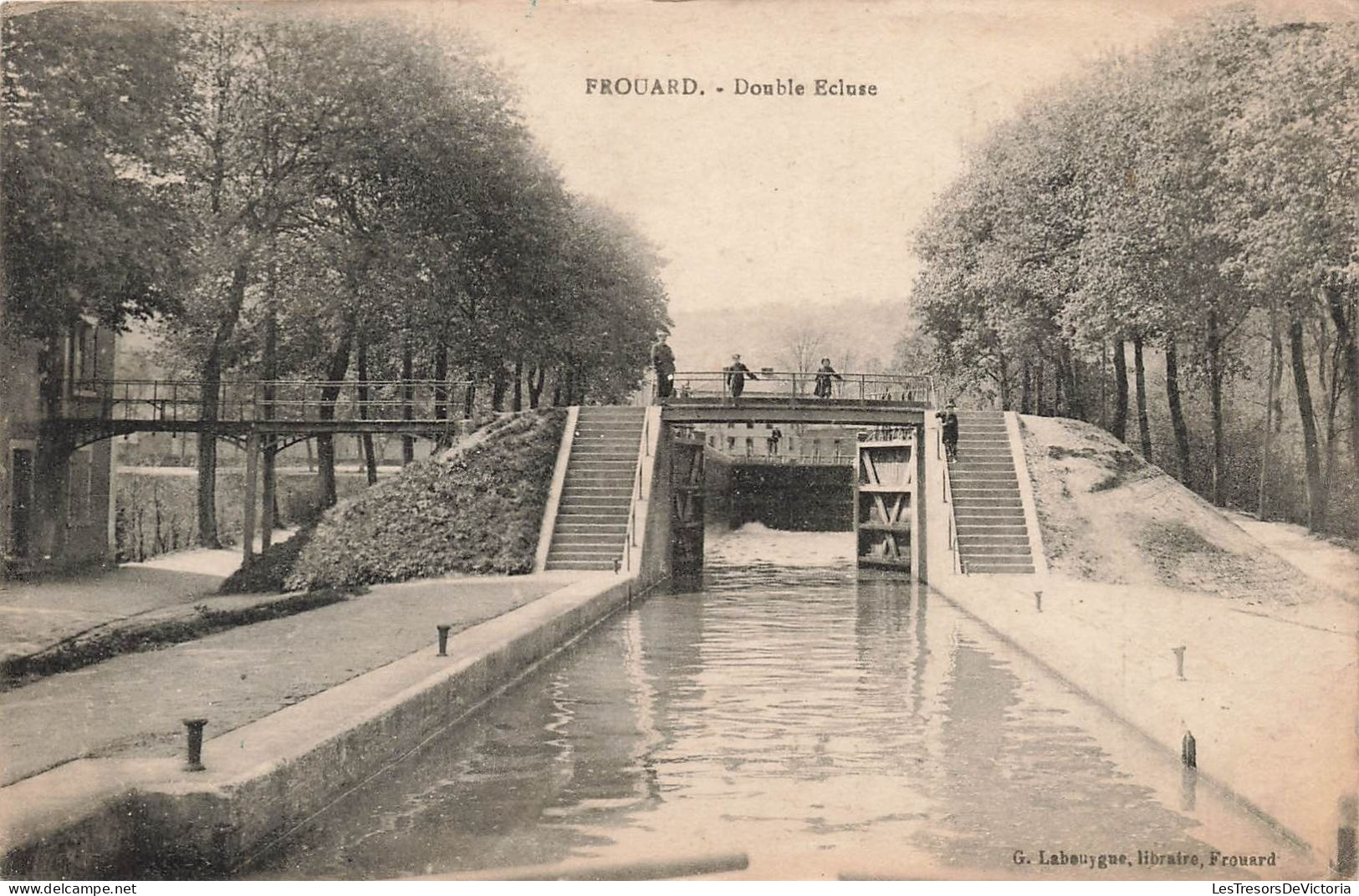 FRANCE - Frouard - Double Ecluse - Trois Personnes Sur La Passerelle - G Labeuygue Librairie - Carte Postale Ancienne - Frouard