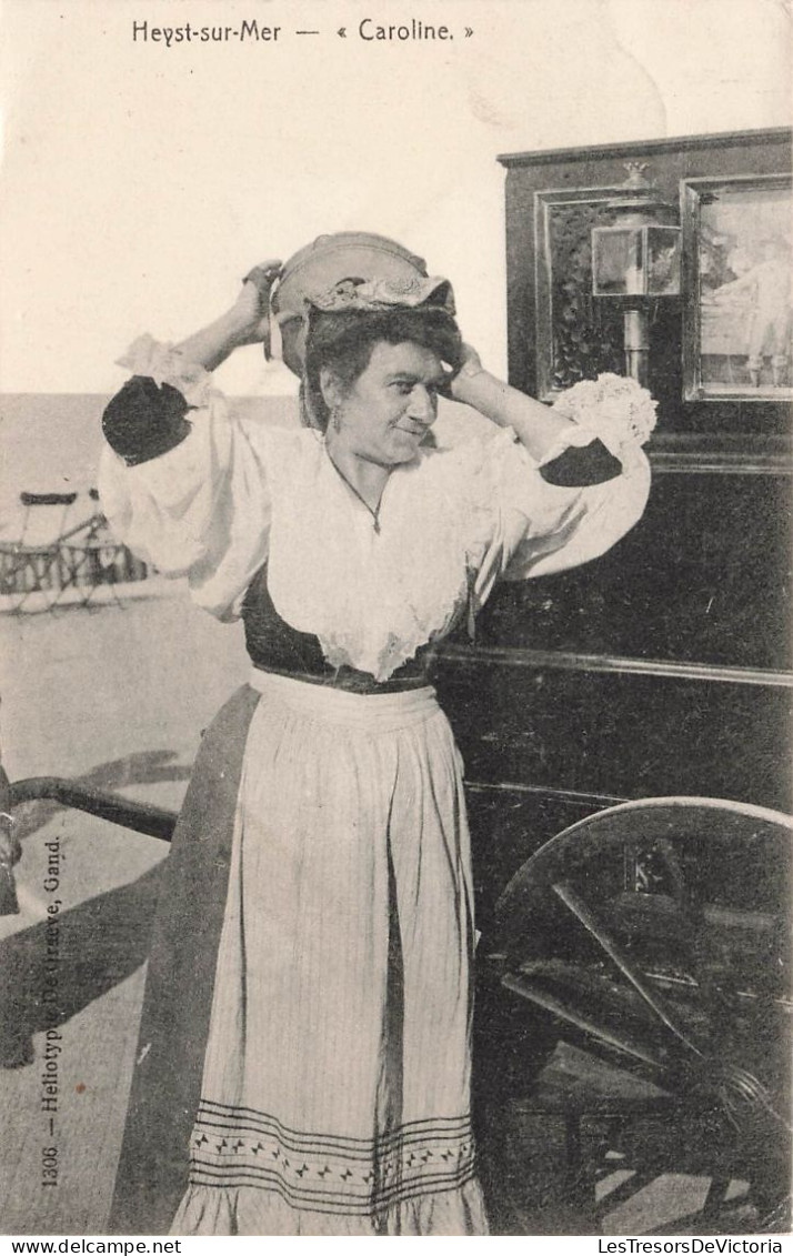 BELGIQUE - Heyst Sur Mer - "Caroline" - Femme En Tenue Traditionnelle  - Carte Postale Ancienne - Heist