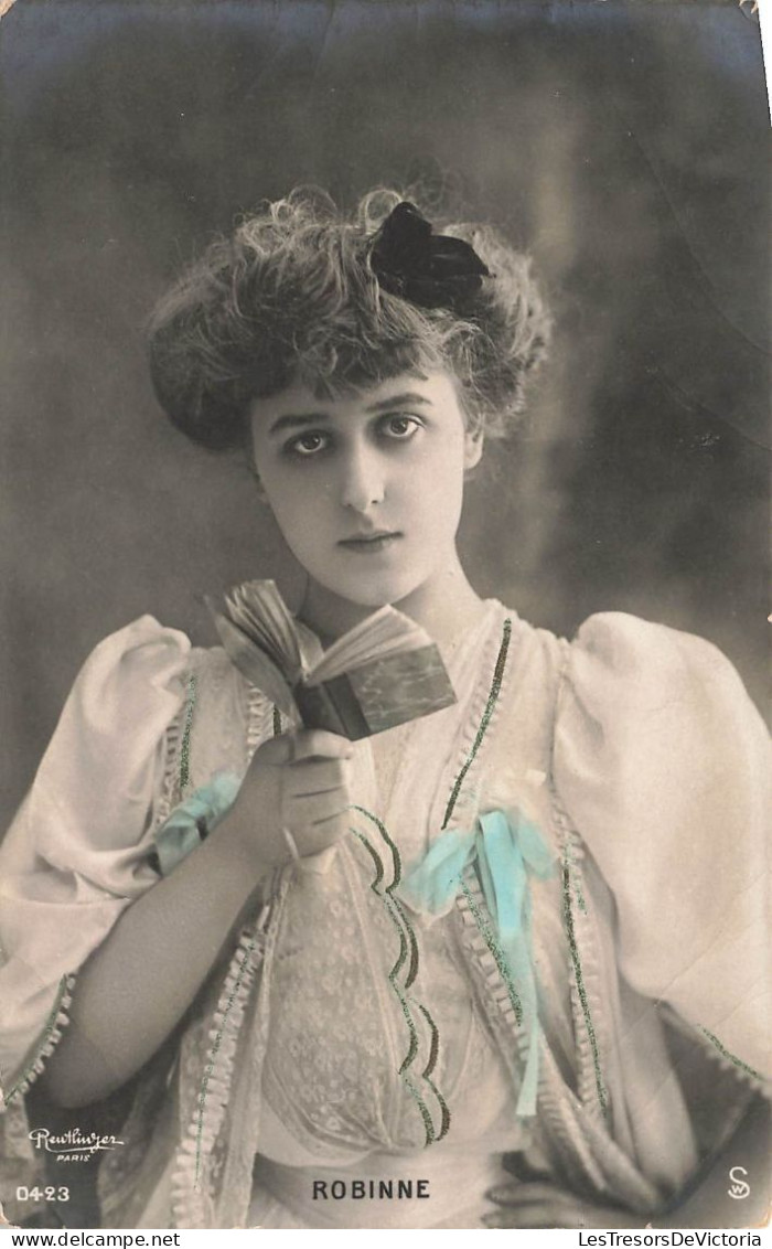 FANTAISIE - Femme - Robinne - Reutlinger Paris - Jeune Femme Avec Un Minuscule Livre - Colorisé - Carte Postale Ancienne - Frauen