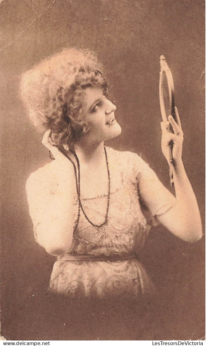 FANTAISIE - Femme - Une Femme Se Regardant Dans Le Miroir - Coquette - Carte Postale Ancienne - Frauen