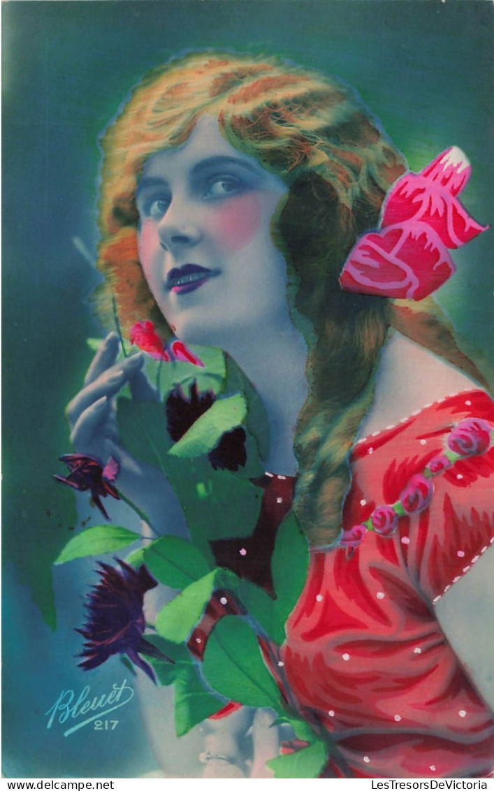 FANTAISIE - Femme - Bleuet - Femme En Robe Rouge Avec Des Fleurs - Carte Postale Ancienne - Frauen