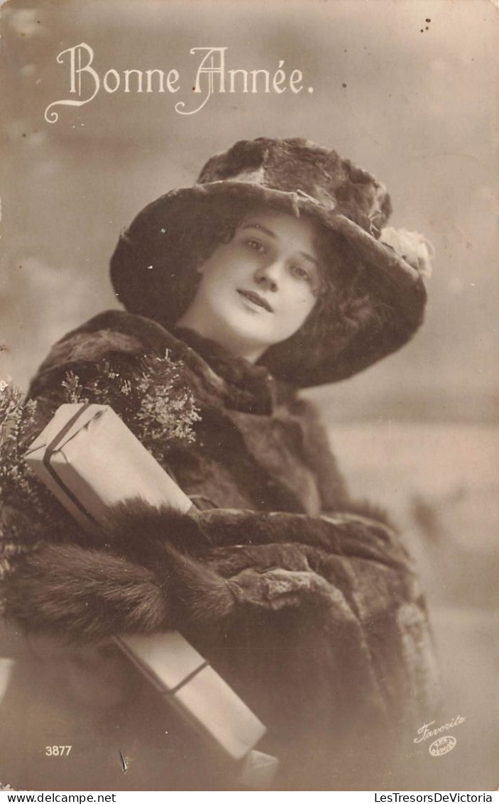FANTAISIE - Femme - Bonne Année - Femme Avec Un Manteau De Fourrure Noir - Chapeau Noir - Carte Postale Ancienne - Mujeres