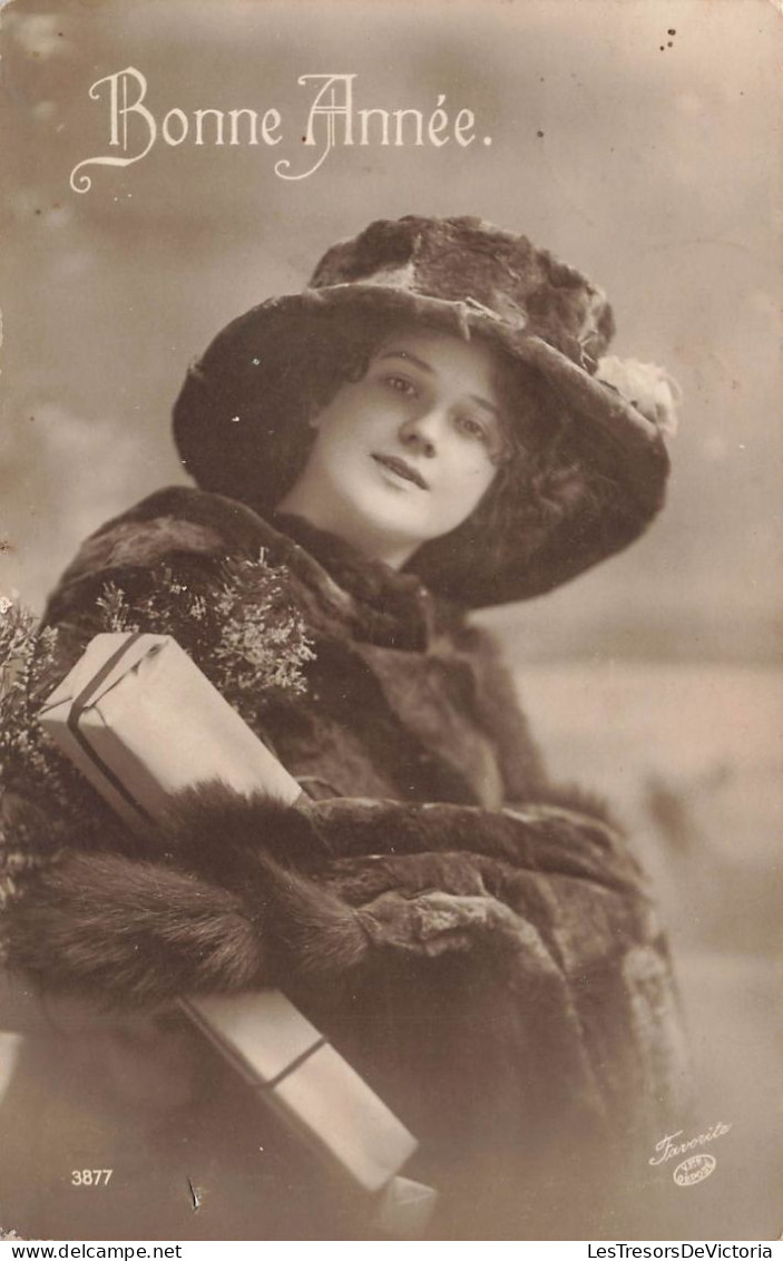 FANTAISIE - Femme - Bonne Année - Femme Avec Un Manteau De Fourrure Noir - Chapeau Noir - Carte Postale Ancienne - Frauen