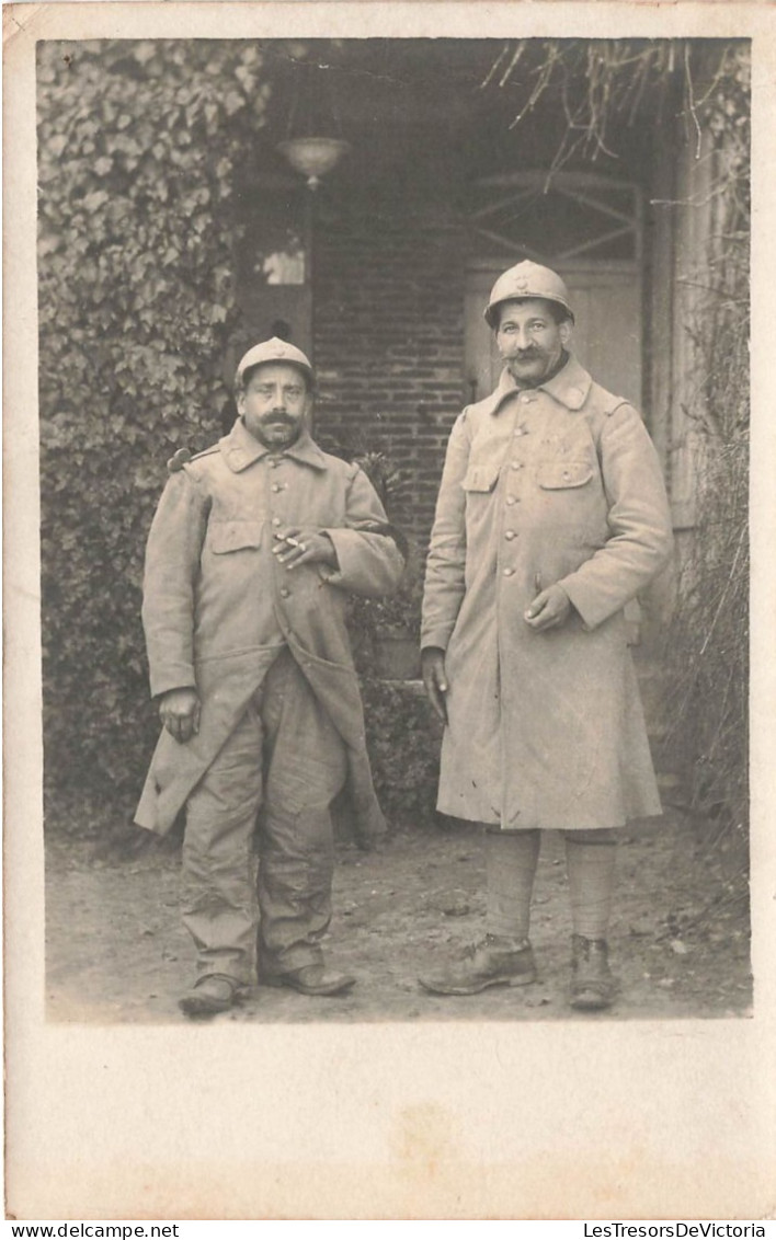 MILITARIA - Uniformes - Deux Militaires En Uniforme -  Carte Postale Ancienne - Uniformi