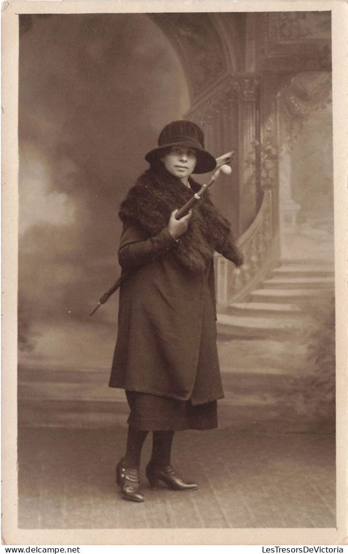 MODE - Une Femme élégante Vêtue Tout En Noir Tenant Un Parapluie - Carte Postale Ancienne - Mode