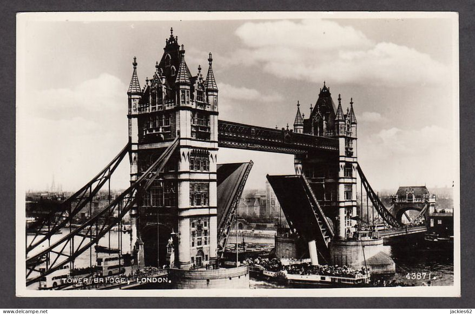 111015/ LONDON, Tower Bridge - River Thames