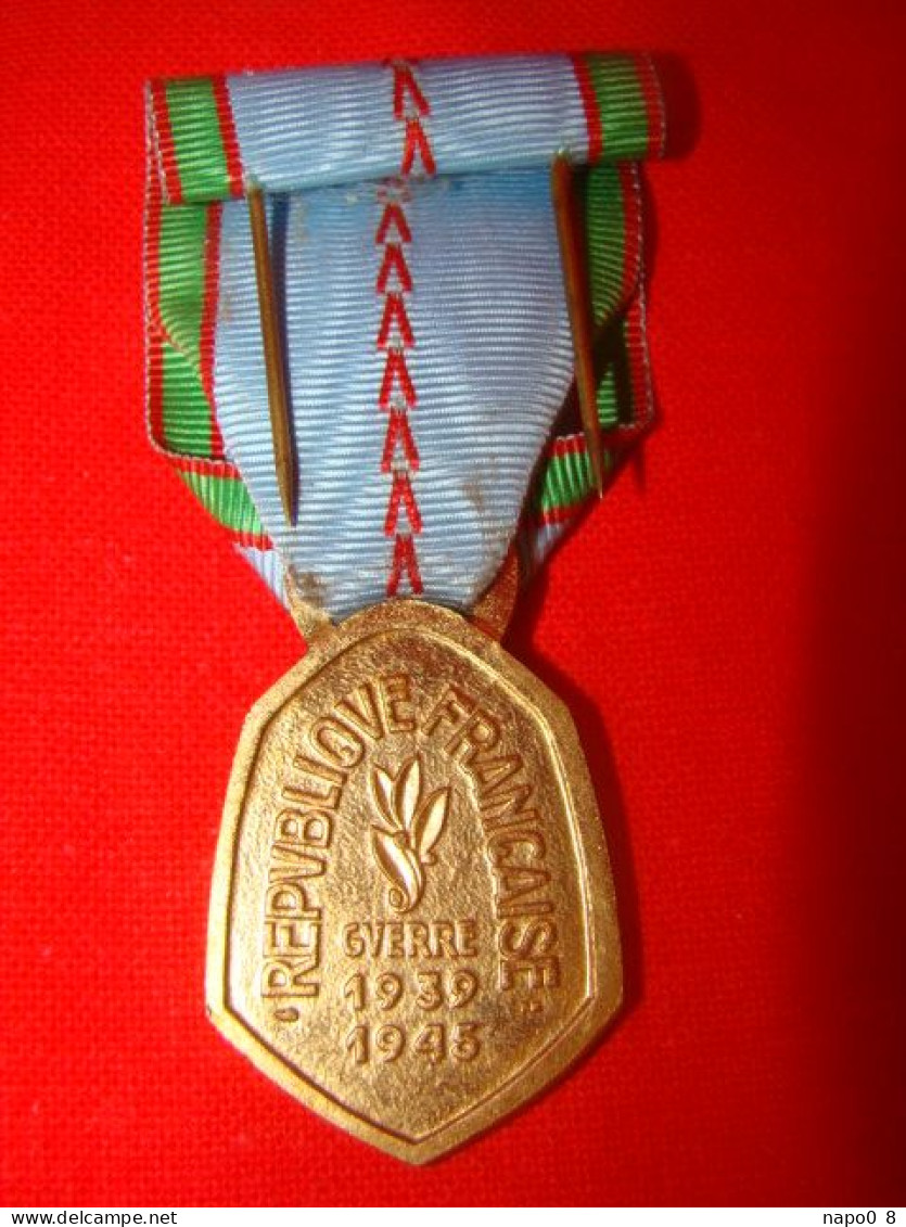 Médaille Commémorative Française De La Guerre ( 1939-1945) - France