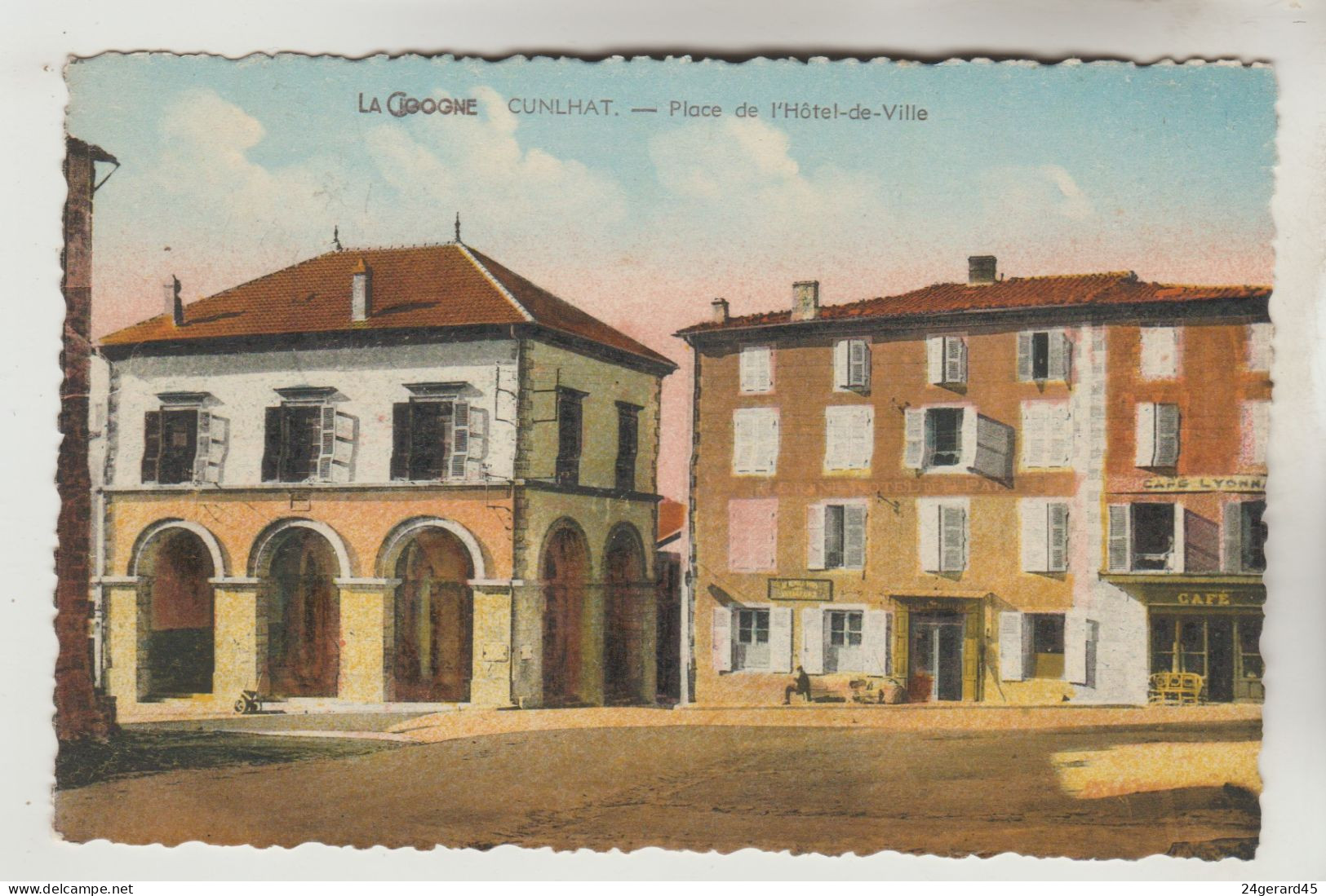 CPSM CUNLHAT (Puy De Dôme) - Place De L'Hôtel De Ville - Cunlhat