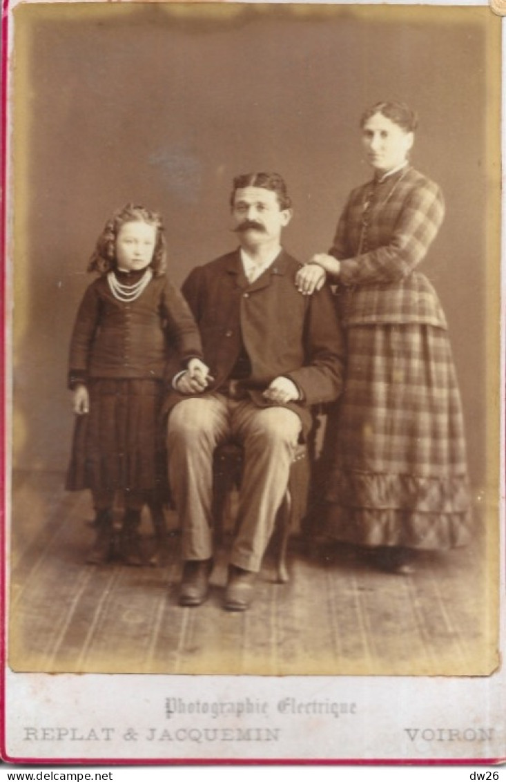 Photographie électrique - Replat & Jacquemin, Photographe à Voiron, Place D'Armes - Famille Avec Fillette - Anciennes (Av. 1900)