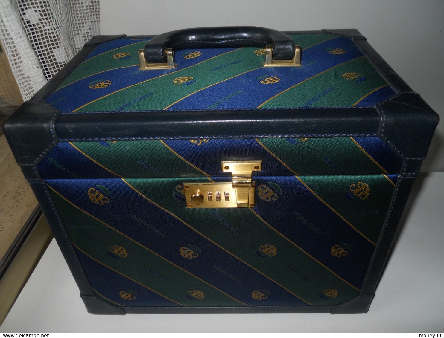 Ensemble De Voyage Vanity Case Et Housse Vêtements Au Sigle Société Des Bains De Mer De Monaco - Otros & Sin Clasificación