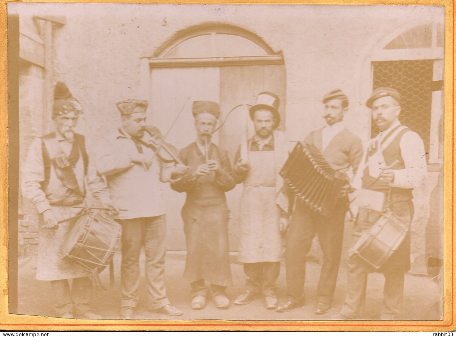 S 2  -  035    -        Groupe Musical Folklorique Des Années 1900  . - Photographs