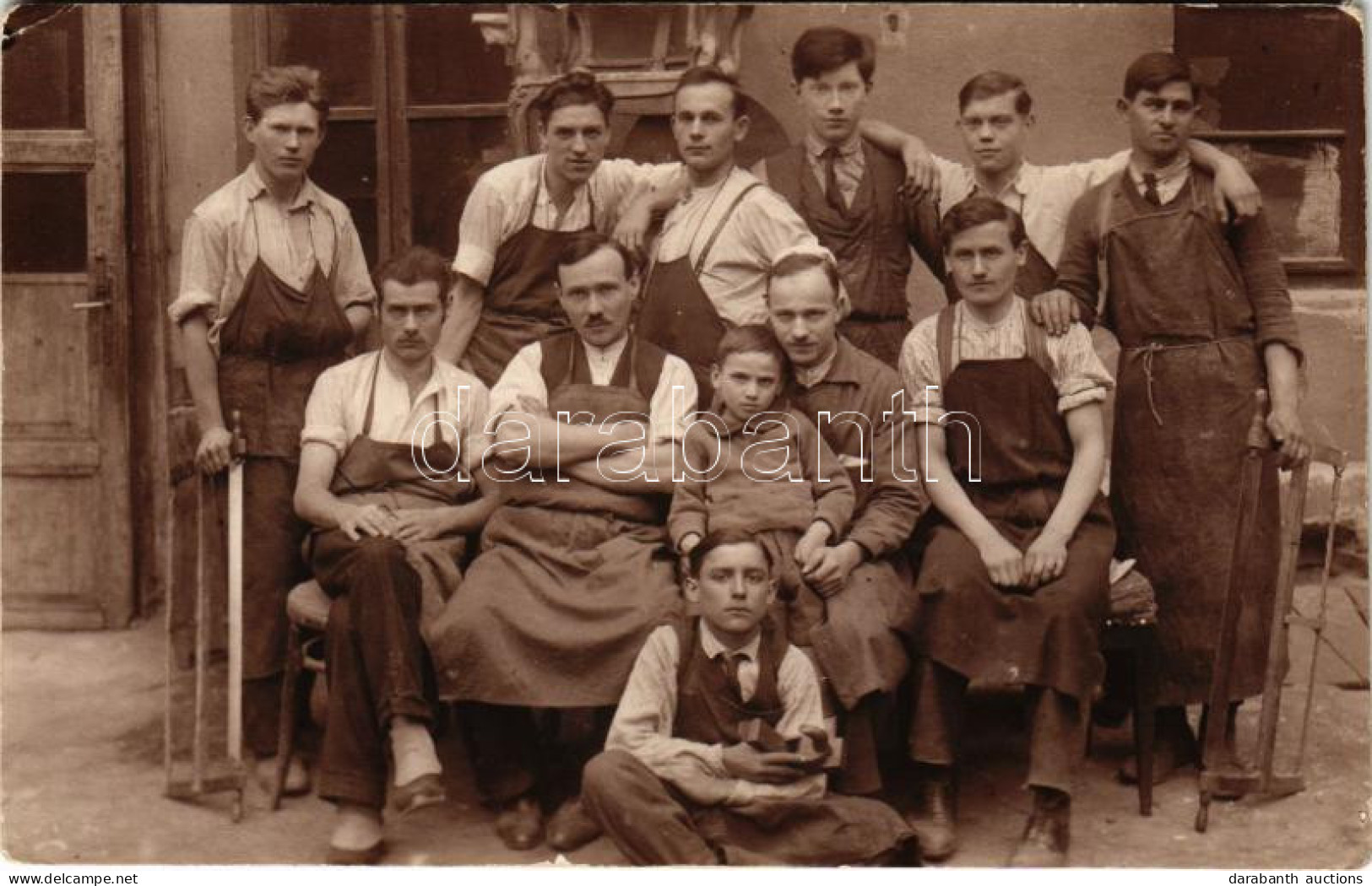 * T2/T3 1928 Asztalosok Csoportképe A Műhely Előtt / Carpenters In Front Of The Workshop. Photo (EK) - Non Classés