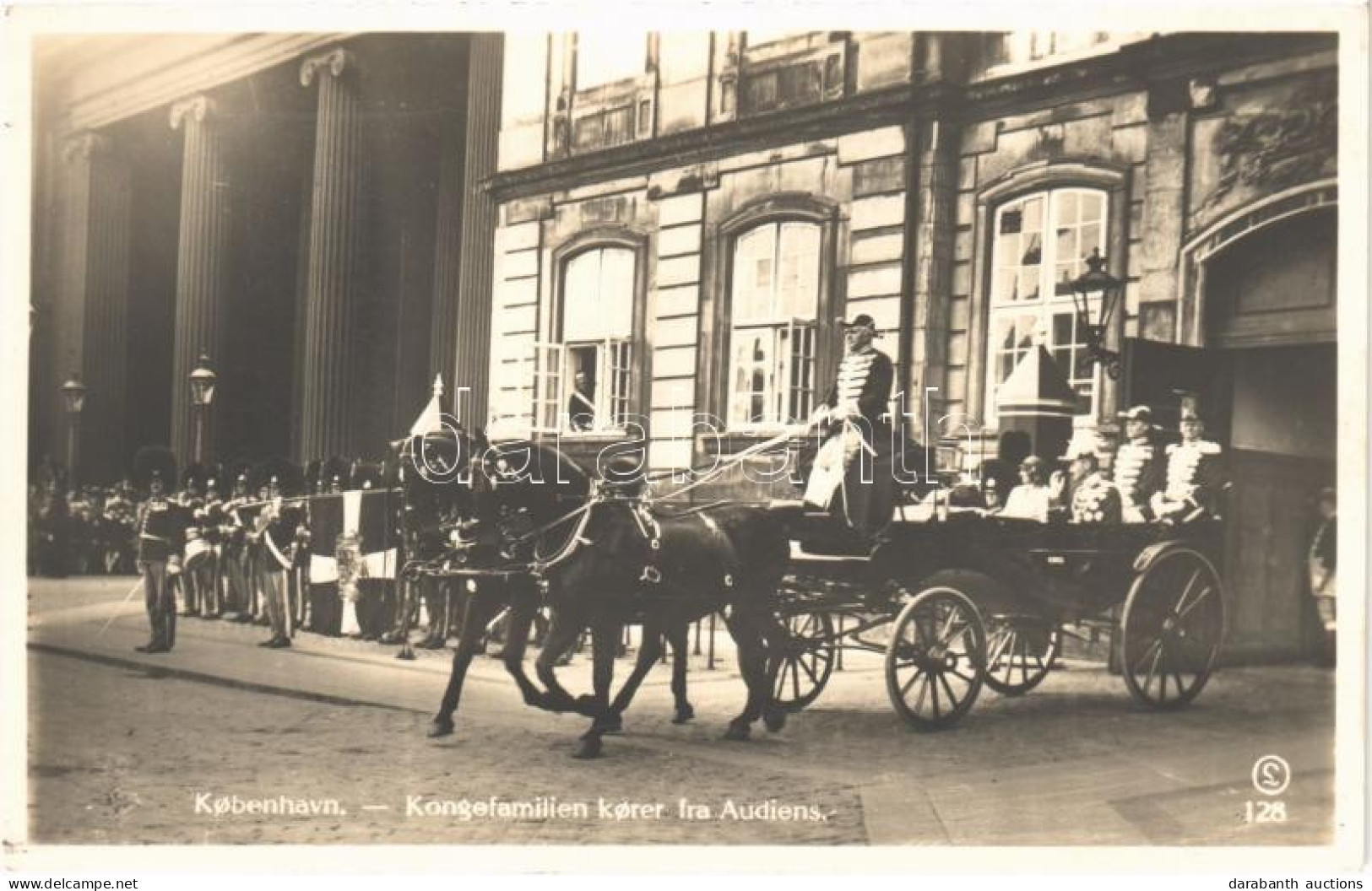 ** T2 Kobenhavn, Kongefamilien Korer Fra Audiens / Copenhagen, The Royal Family. Ove Lütken Nr. 128. - Non Classés