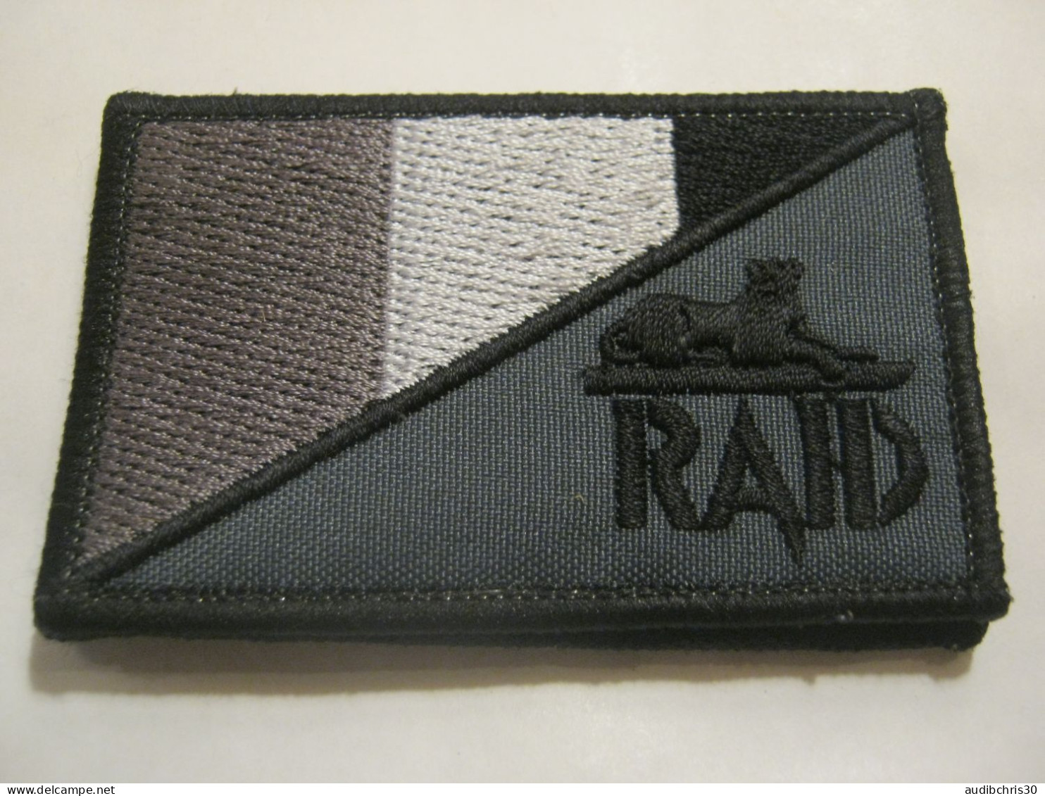 ECUSSON P.N LE RAID OPEX SCRATCH AU DOS 85MM X 50MM ETAT EXCELLENT - Police & Gendarmerie