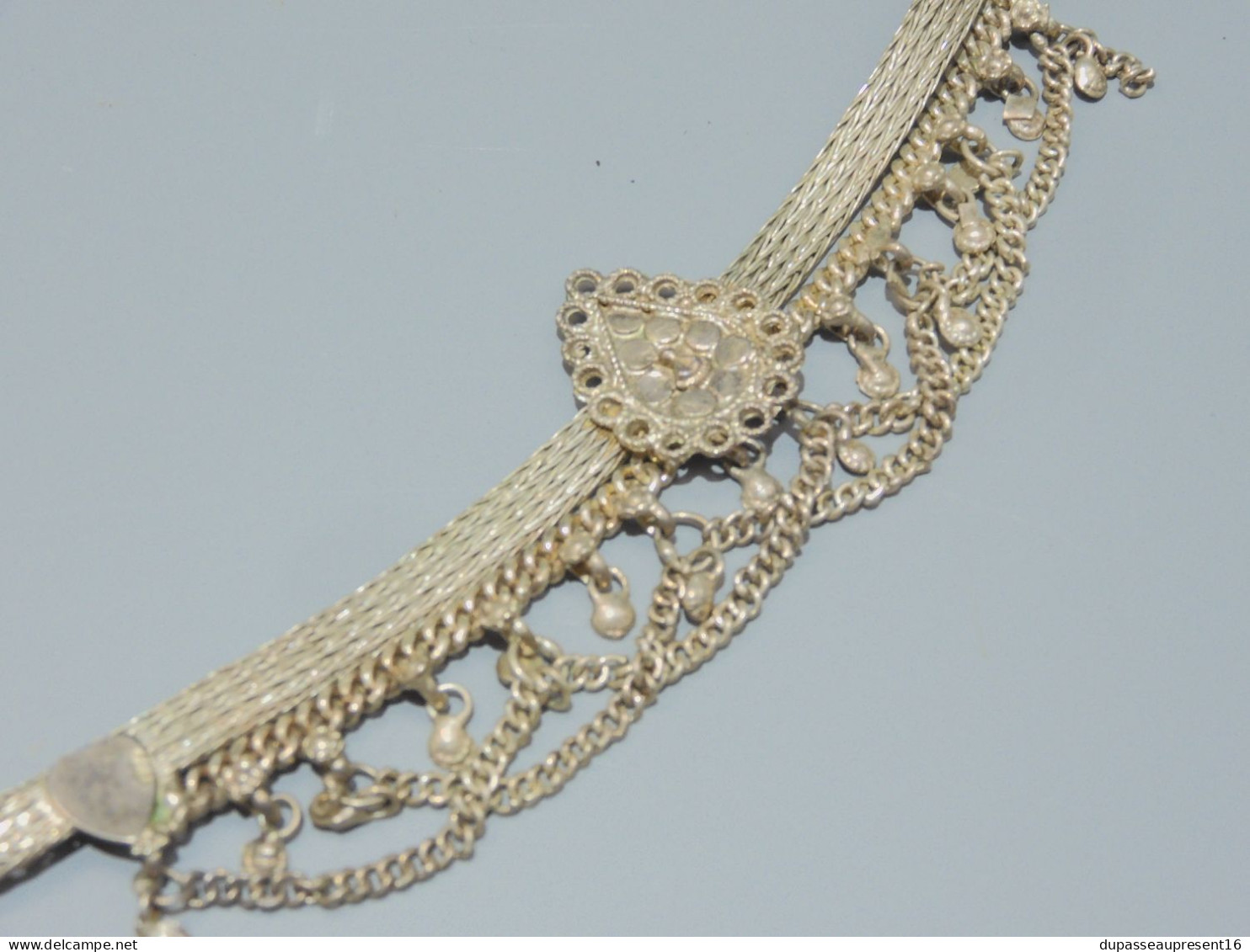 -BELLE ANCIENNE CEINTURE Métal Argenté ORIENTALE BOUCLE avec Fleur & pampilles   E