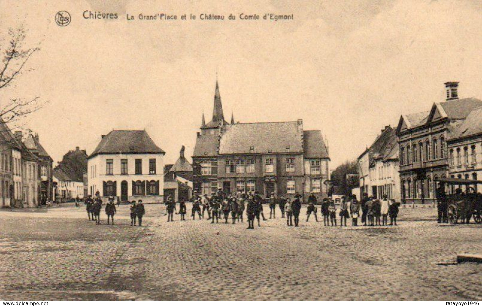 CHIEVRES La Grand"place Et Le  Chateau Du Comte  Egmont  Super Animée N"a Pas Circulé - Chièvres