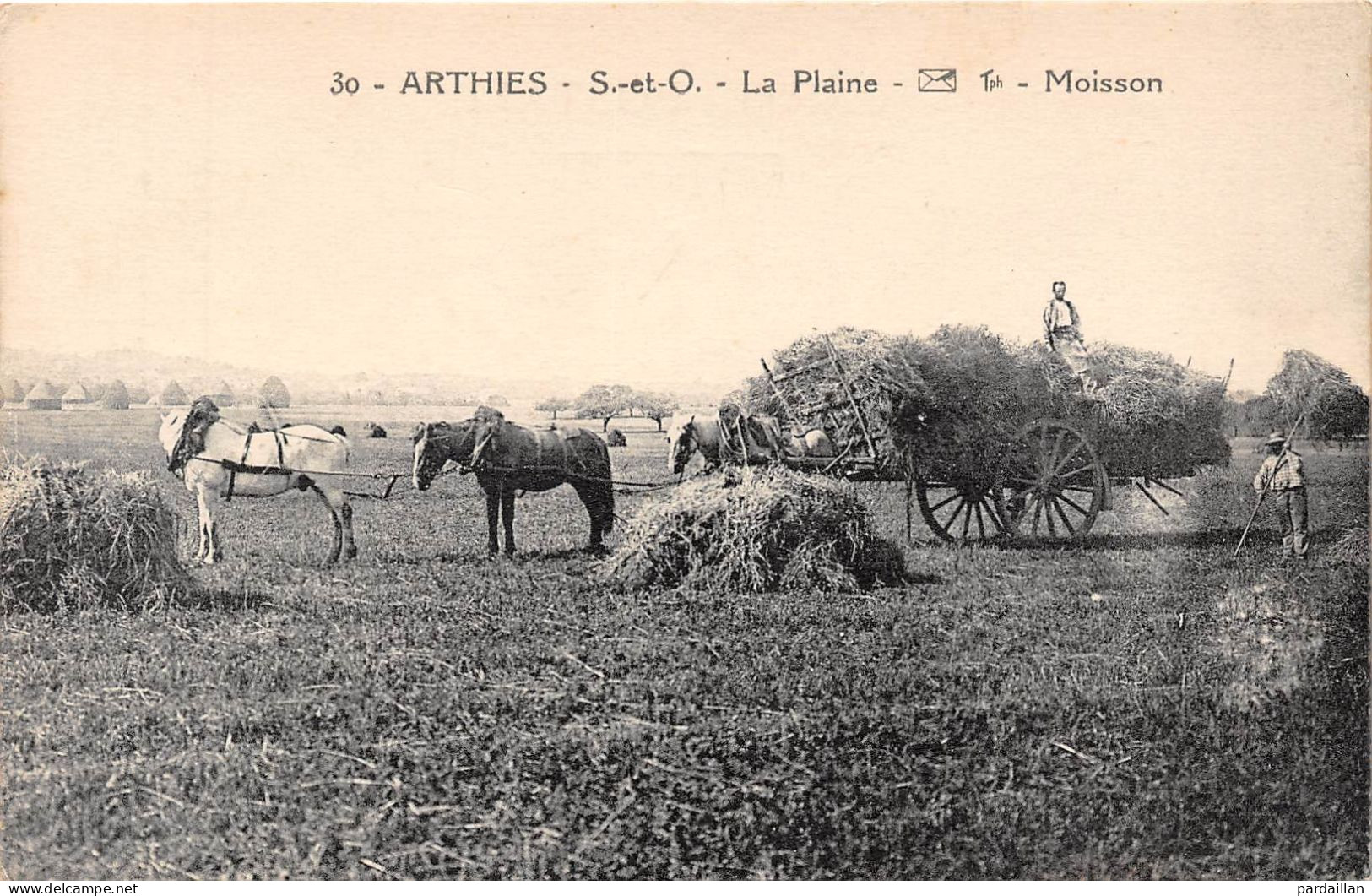 95. ARTHIES.  LA PLAINE.  MOISSON.  GROSSE CHARRETTE ATTELEE REMPLIE DE FOIN. ANIMATION. - Arthies