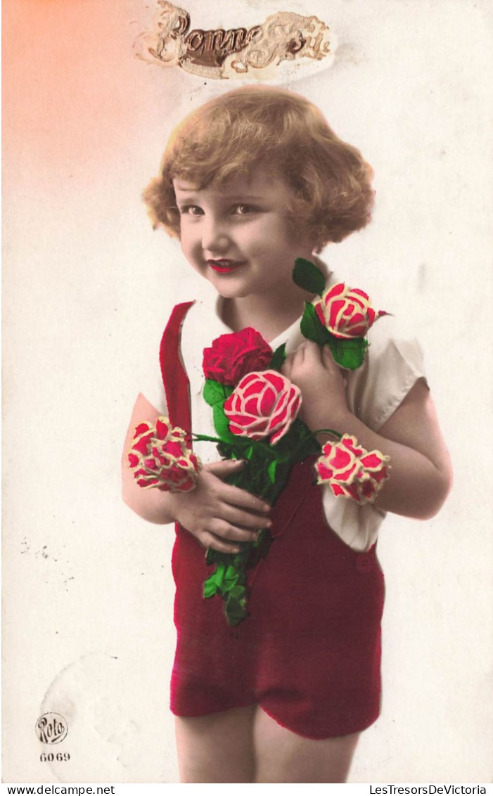 ENFANT - Bonne Fête - Petite Fille En Salopette Rouge Avec Un Bouquet De Fleurs - Carte Postale Ancienne - Sonstige & Ohne Zuordnung