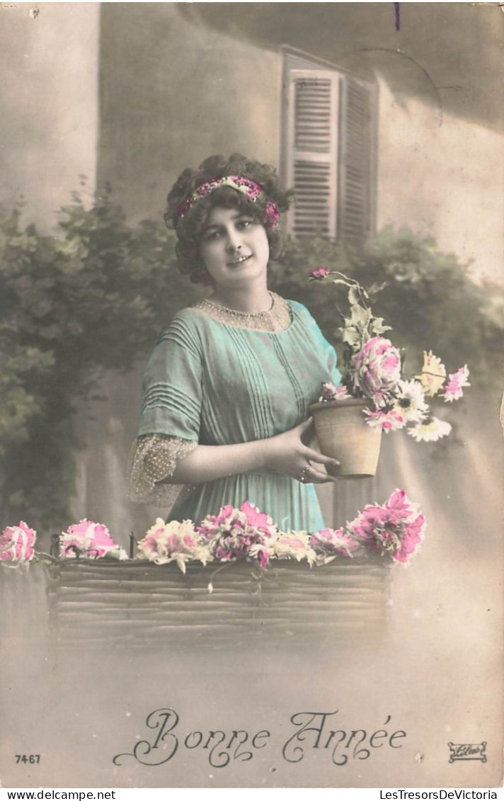 FANTAISIE - Femme - Bonne Année -Une Femme à Son Balcon Avec Un Pot De Fleurs - Carte Postale Ancienne - Femmes