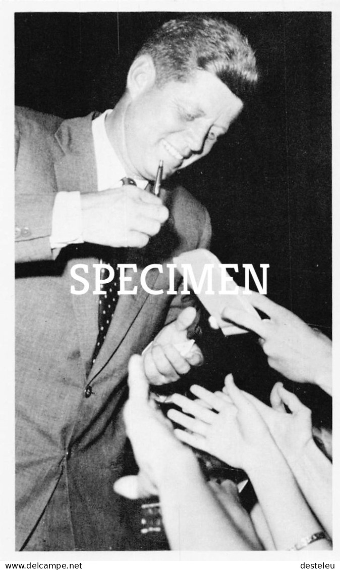 JFK - President John F. Kennedy Signs Autographs In Jacksonville 1960 - Hommes Politiques & Militaires