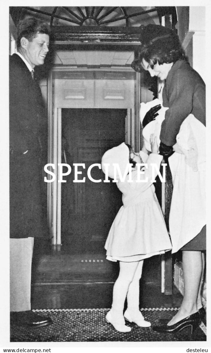 JFK - President John F. Kennedy - Caroline Reaches Up To Greet Her New Born - White House 1961 - Hommes Politiques & Militaires