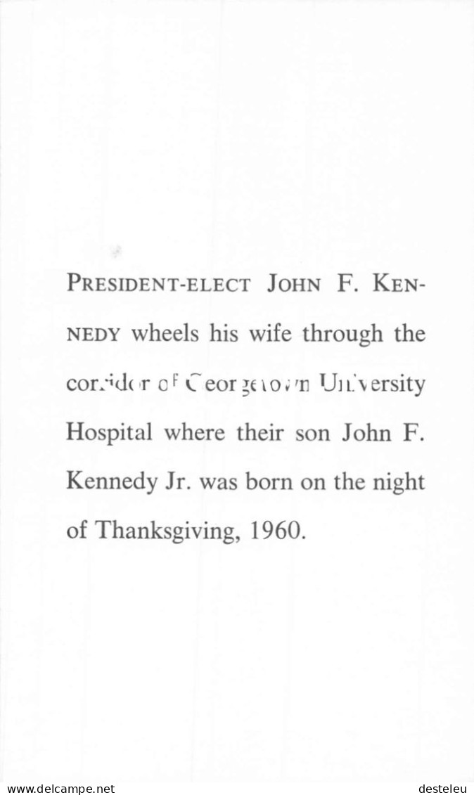 JFK - President John F. Kennedy Wheels His Wife - Georgetown University Hospital 1960 - Hommes Politiques & Militaires