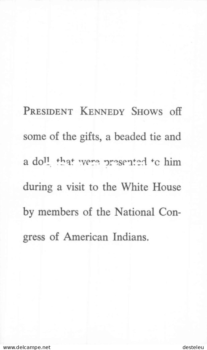 JFK - President John F. Kennedy Shows Off Some Of The Gifts - White House - American Indians - Hommes Politiques & Militaires