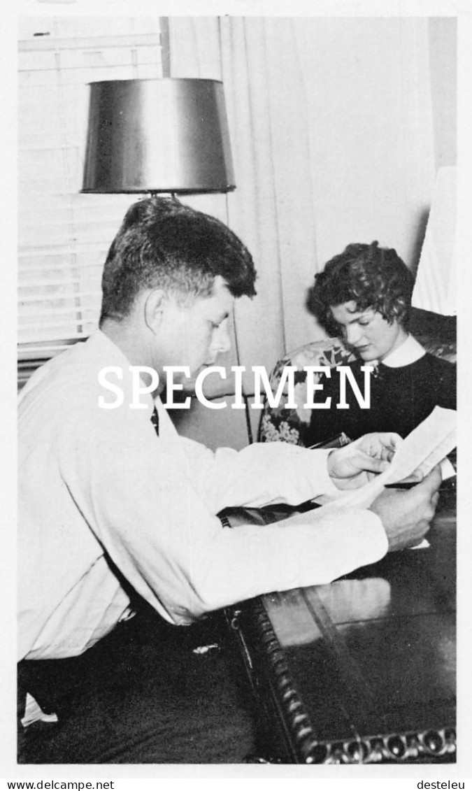 JFK - President John F. Kennedy Studying With Jacqueline - Hommes Politiques & Militaires
