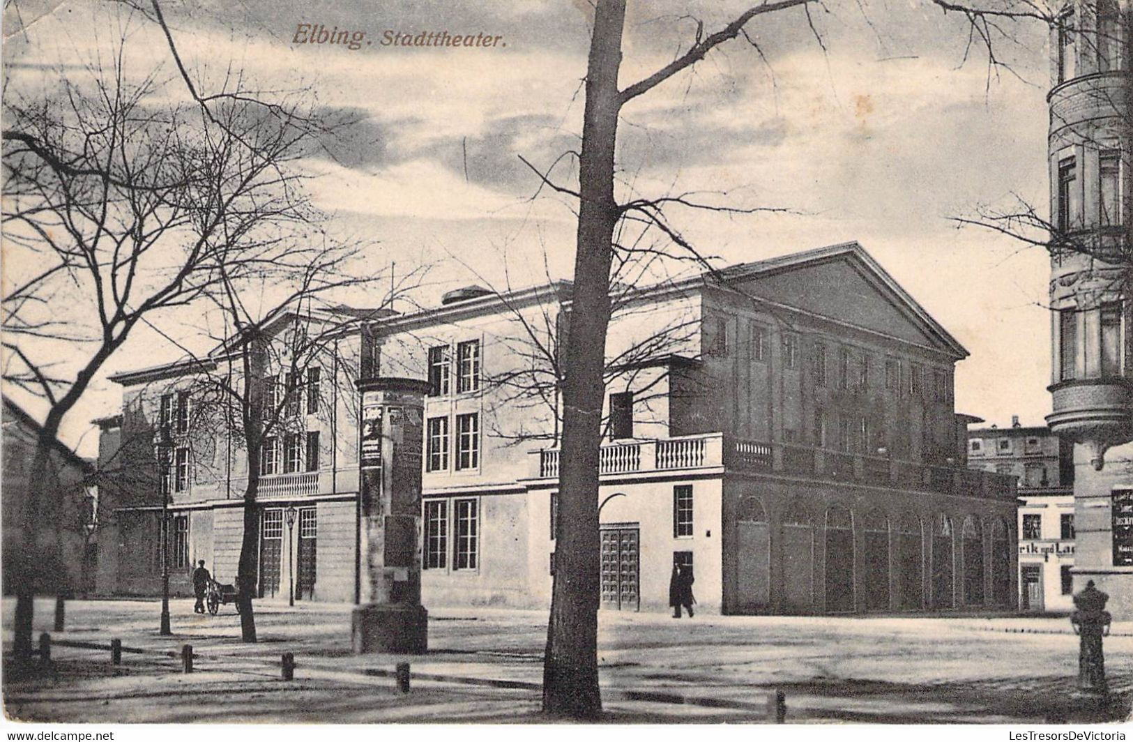 CPA Elbing - Stadttheater - Animé - Homme Avec Un Landau Ou Sorte De Charette - Carte Postale Ancienne - Westpreussen