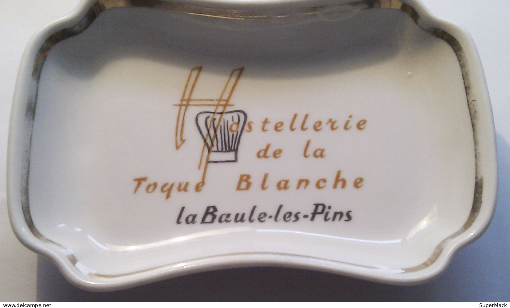 Hostellerie De La Toque Blanche, Ancien Cendrier En Porcelaine De Limoges - Asbakken