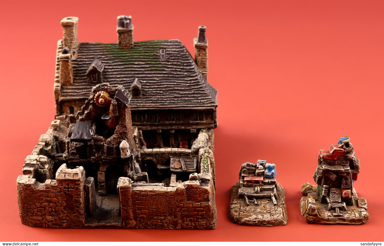 TERRY PRATCHETT - DISCWORLD MODEL: TREACLE MINE ROAD WATCH HOUSE By The Cunning Artificer. Comprises Of Two Building Sec - Sonstige & Ohne Zuordnung