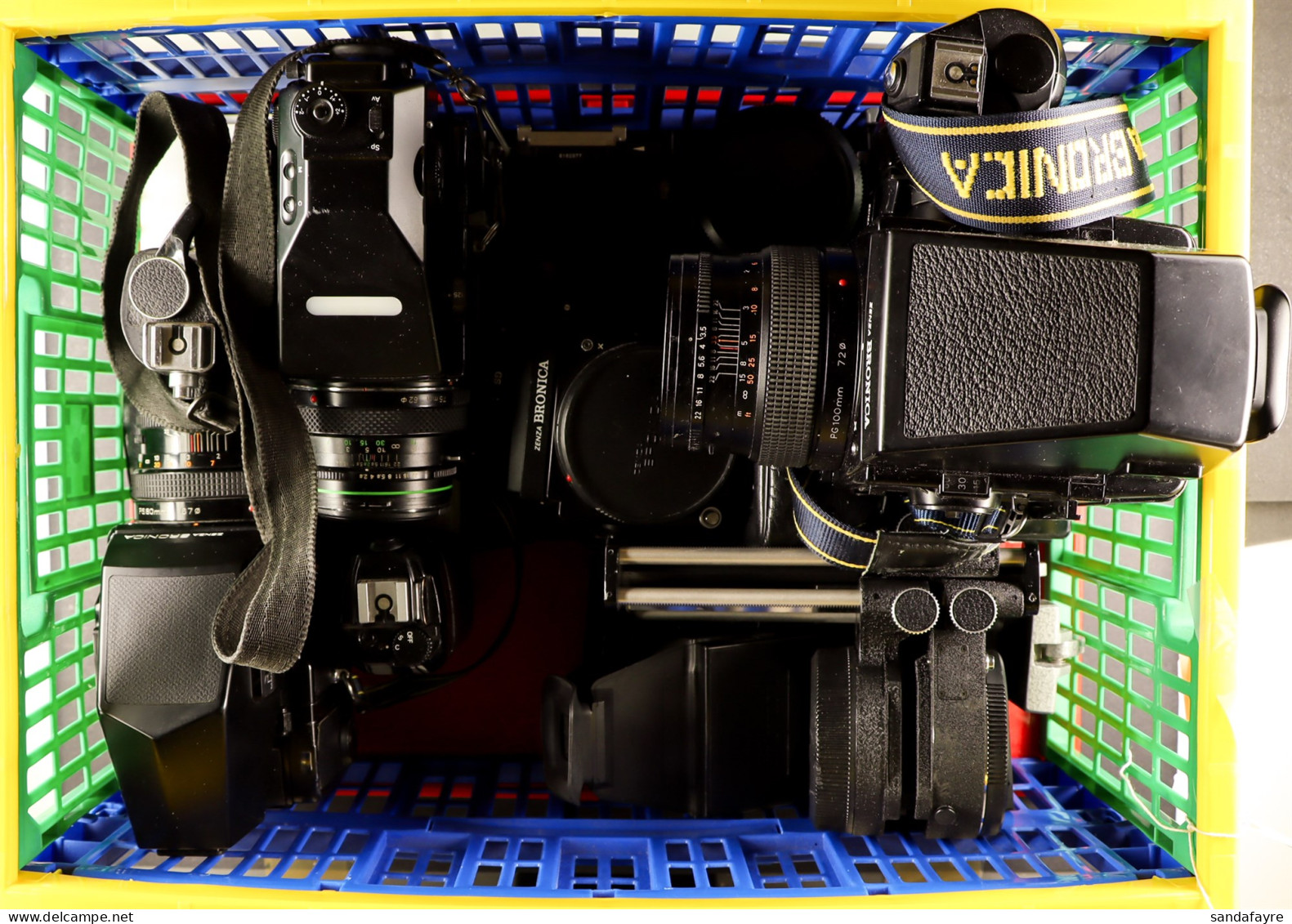 BRONICA CAMERA EQUIPMENT. With Three Used Bronica Film Cameras Including; The Bronica GS-1, The Bronica ETR Si And The B - Autres & Non Classés