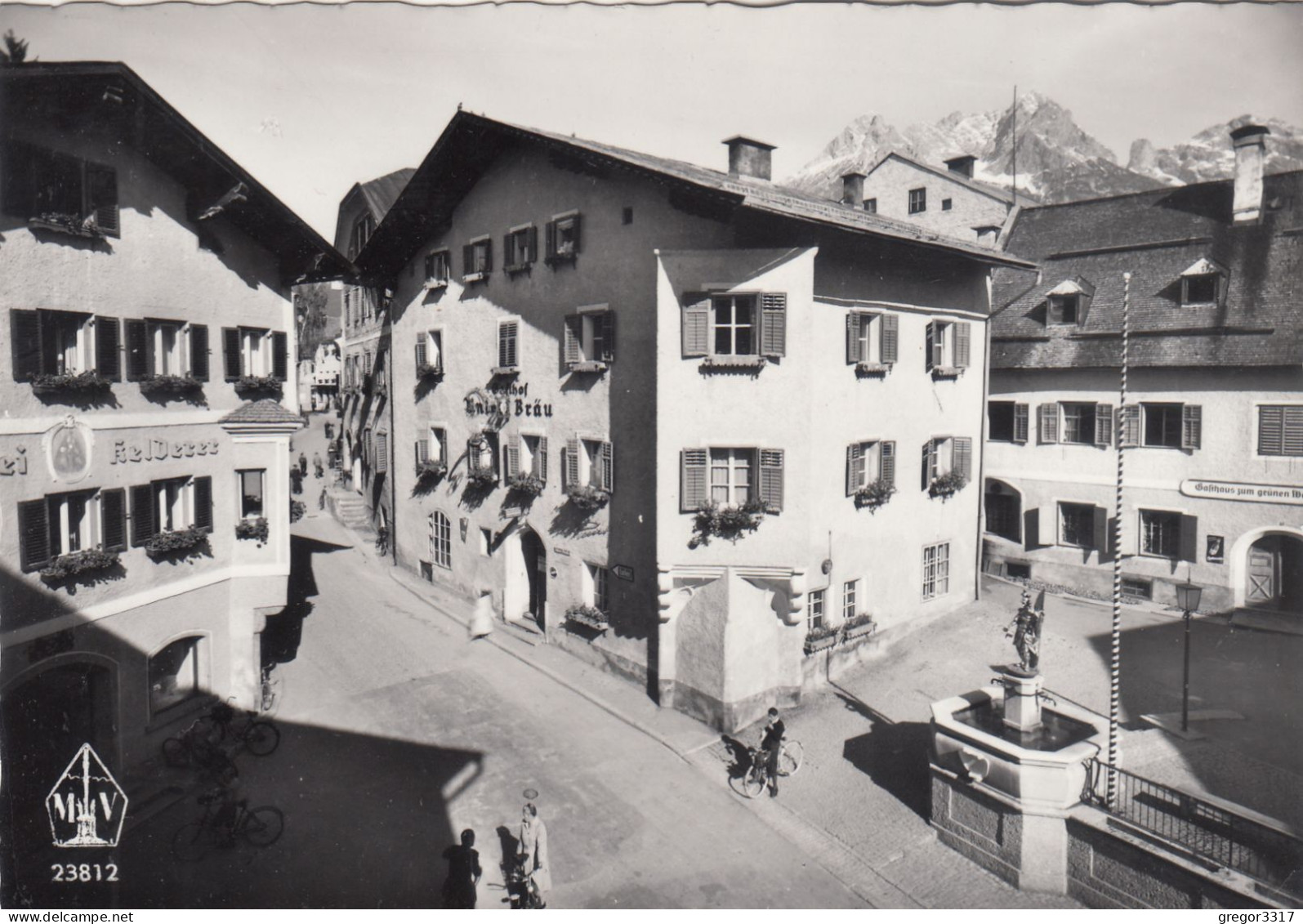 D7810) SAALFELDEN - Marktplatz Mit Gasthäusern Brunnen U. Radfahrer - Schöne S/W Detail Ansicht - Saalfelden