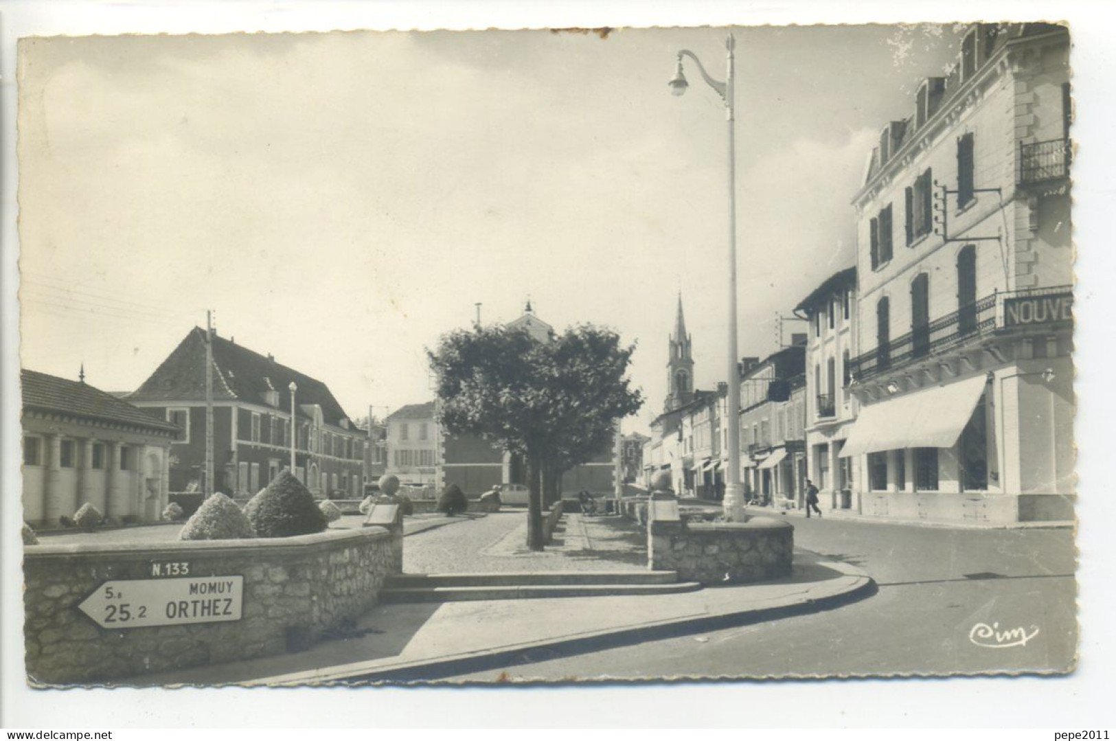 CPA 40 Landes - HAGETMAU - Le Jardin Public - Rue Gambetta - Commerces - Hagetmau