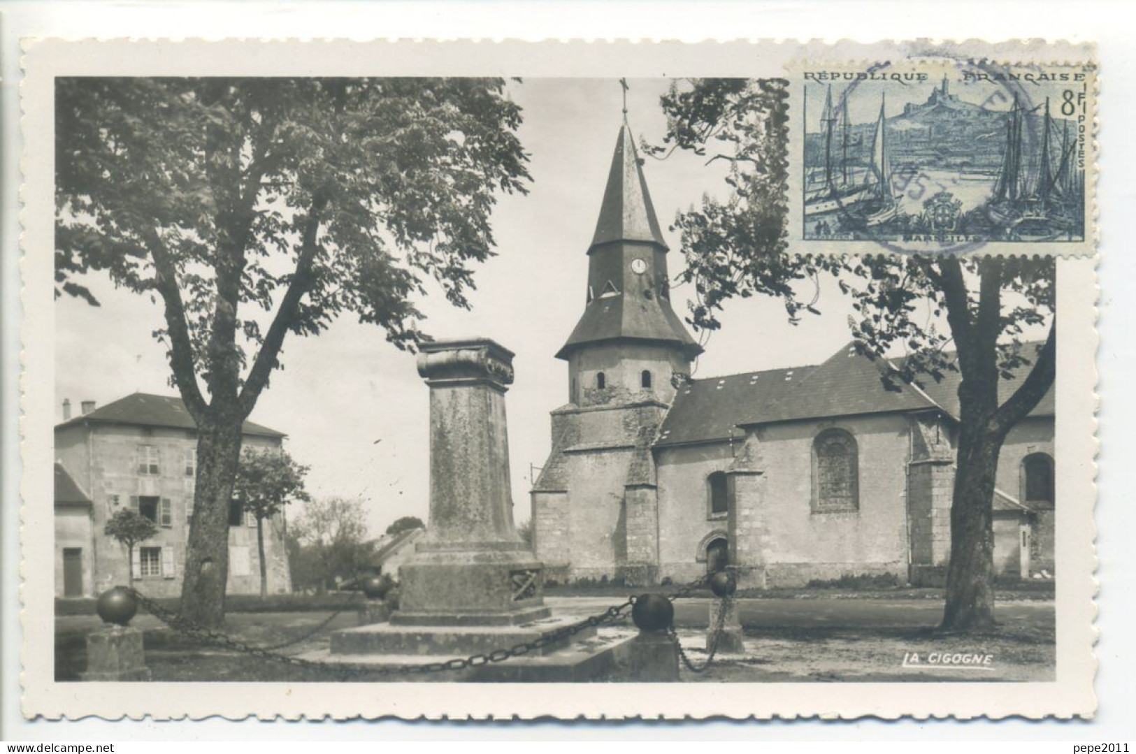 CPA 87 Haute-Vienne  LAURIÈRE - Un Coin De La Place - Stèle Général Thoumas - Eglise - Lauriere