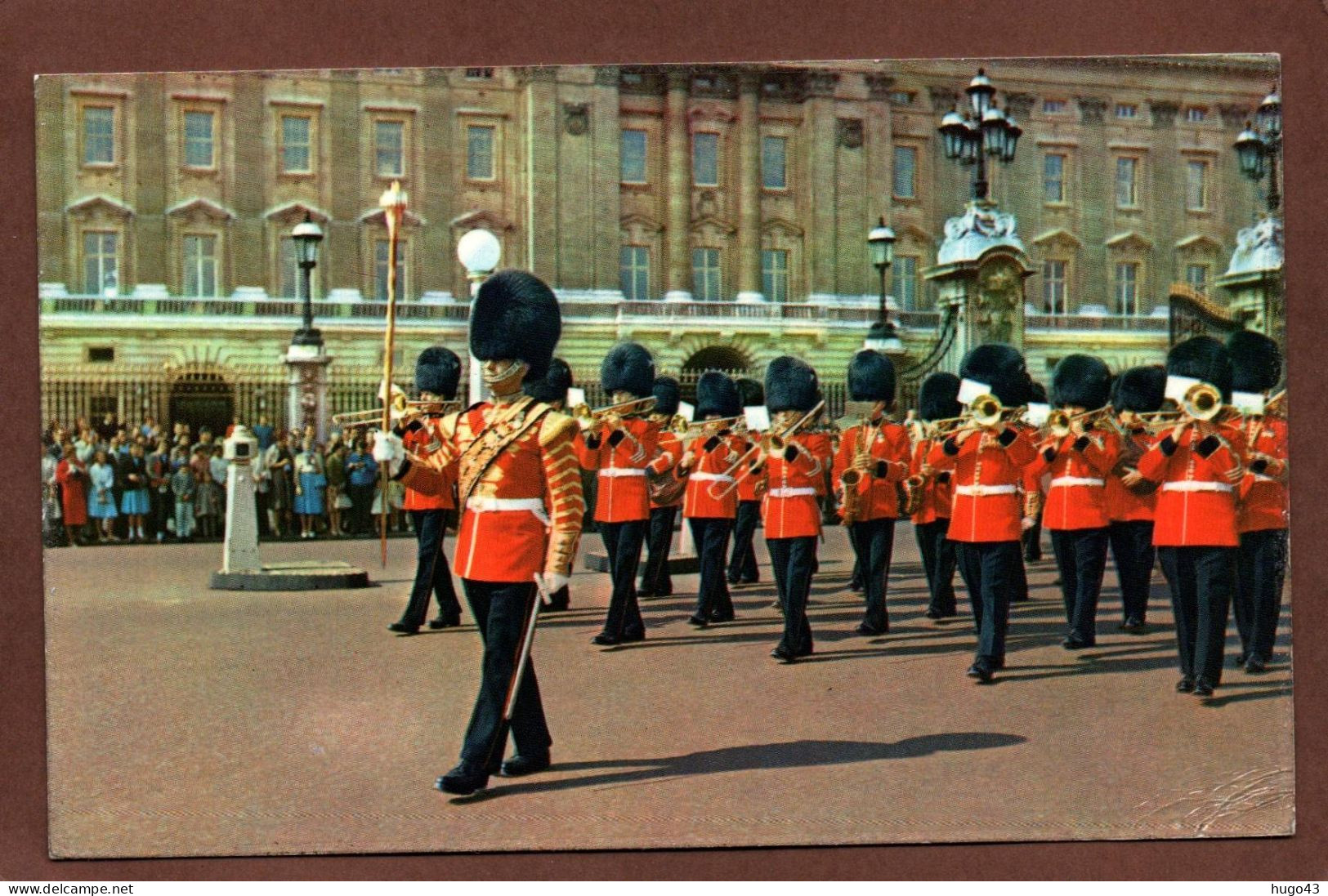 (RECTO / VERSO) LONDON - LA MUSIQUE DE LA GARDE ROYALE EN 1964 - FORMAT CPA - Buckingham Palace