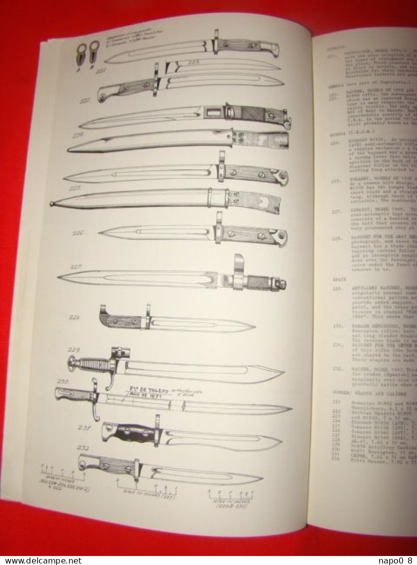 A PRIMER OF WORLD BAYONETS " further knife sabre & sosket bayonets "  John Walter & Gordon Hughes