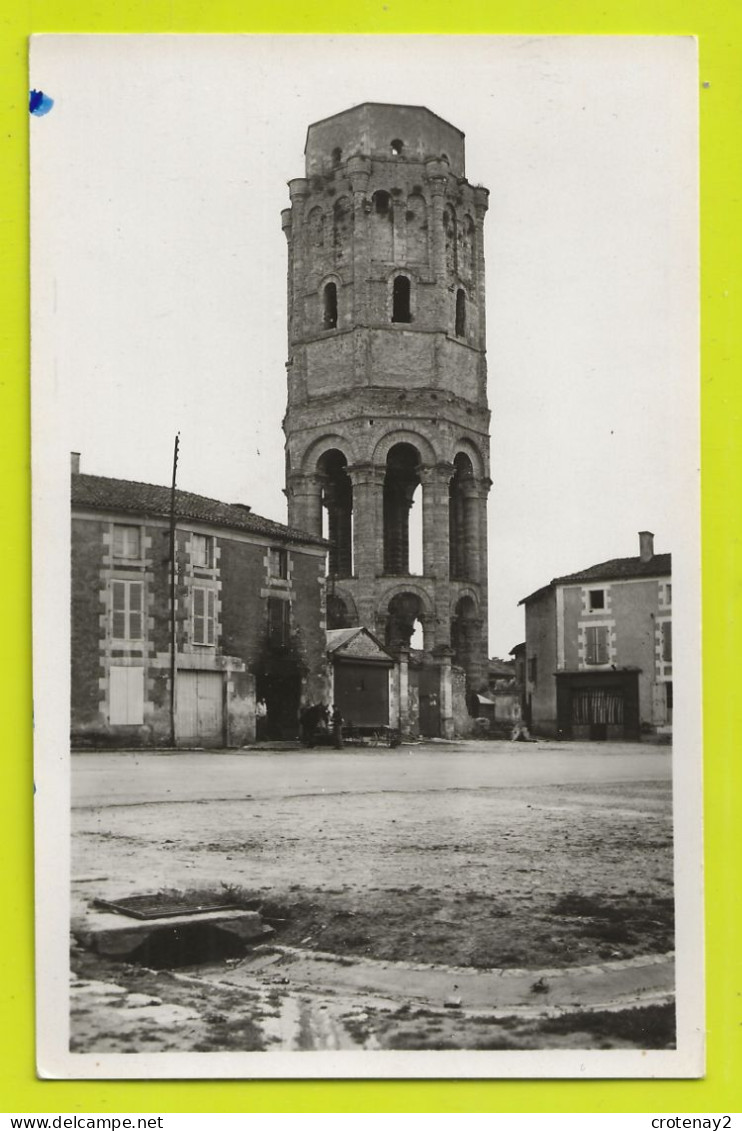 86 CHARROUX Tour Charlemagne VOIR ZOOM Hommes Avec Cheval Engins Agricoles Boucherie ? édition R. Bechade Charras - Charroux