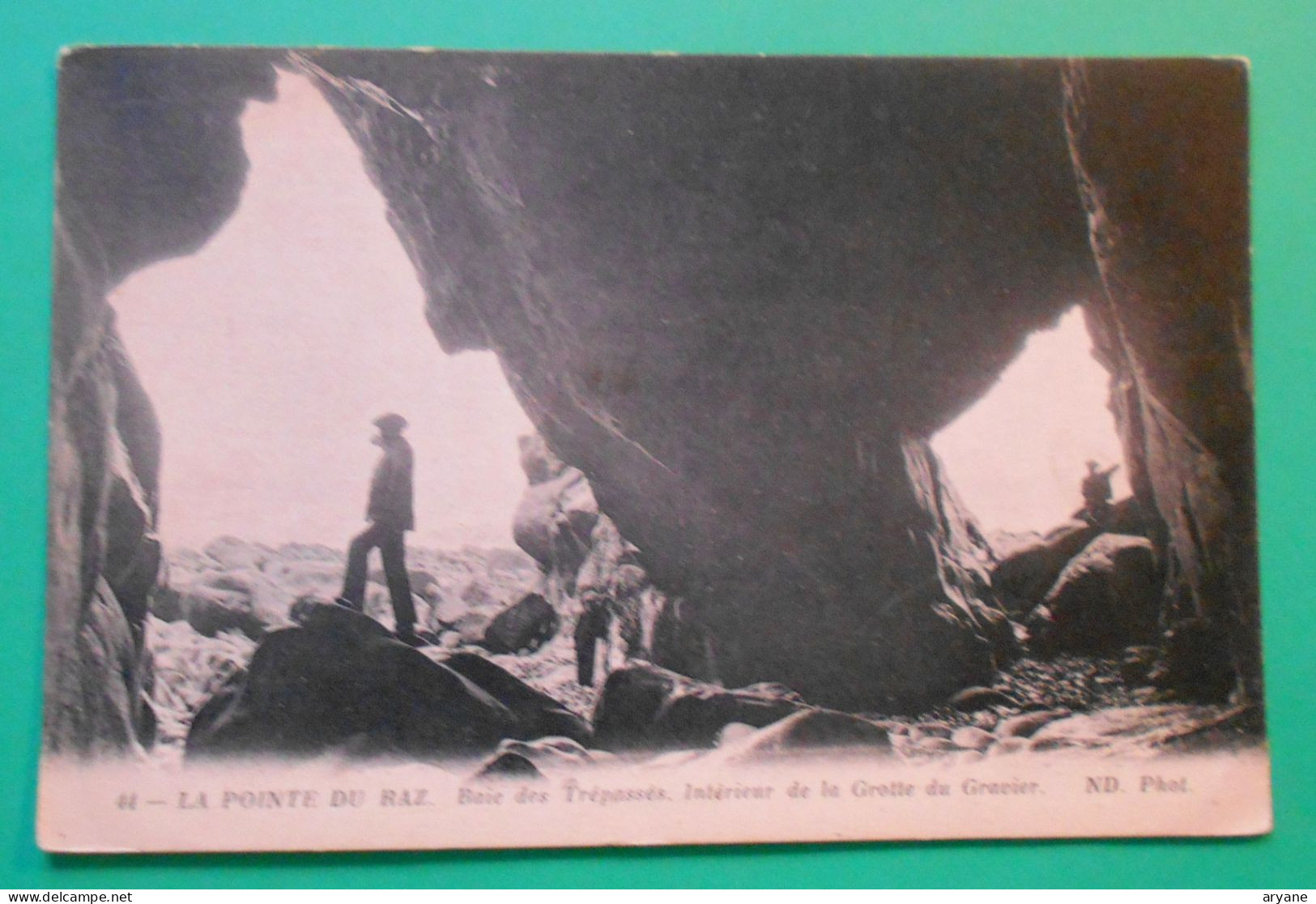 2232- CPA - PLOGOFF (29) - LA POINTE DU RAZ - Baie Des Trépassés. Intérieur De La Grotte Du Gravier - ND Phot. N° 44 -2 - Plogoff