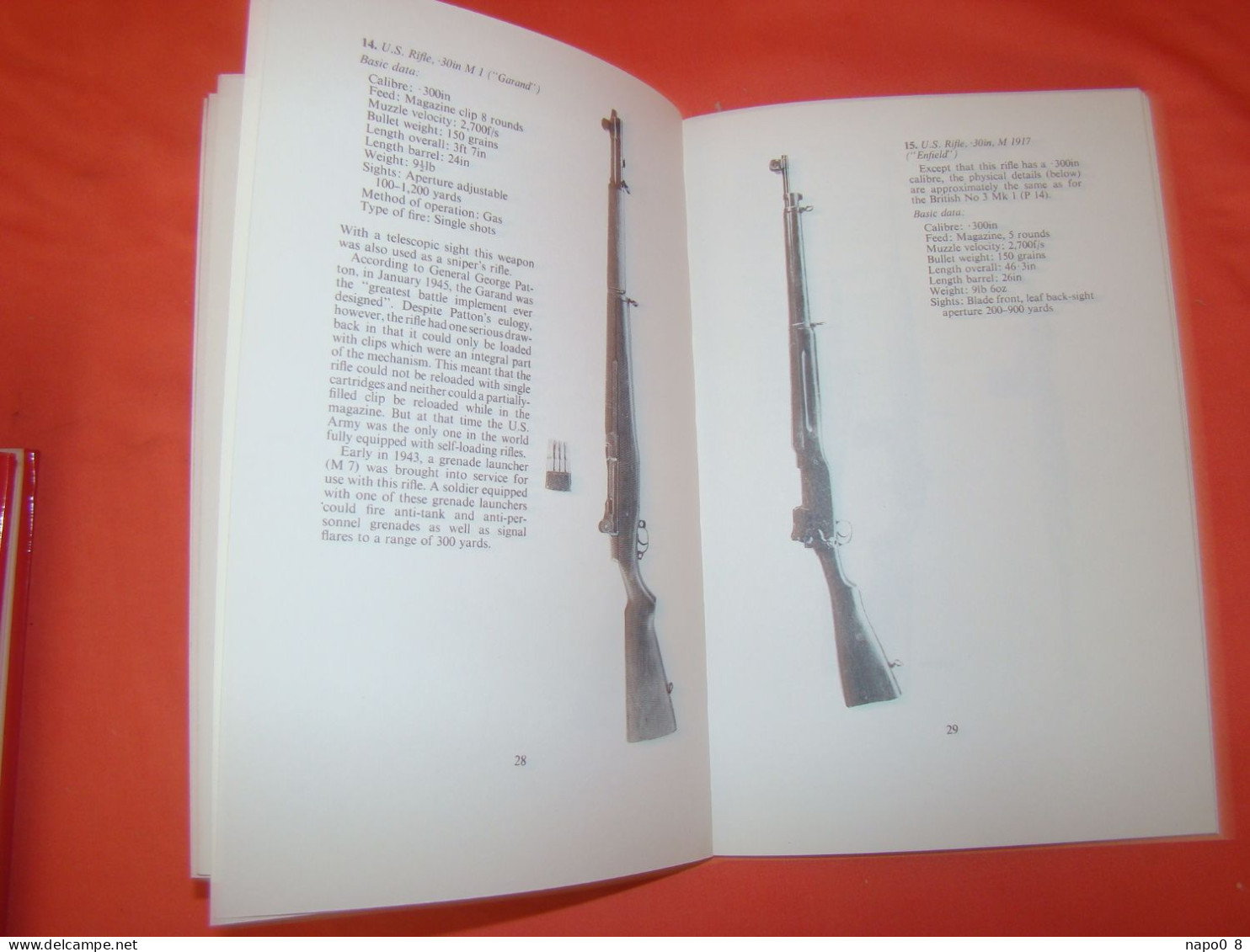 British And American  Infantry Weapons Of World War 2 " AJ Barker " - Inglés